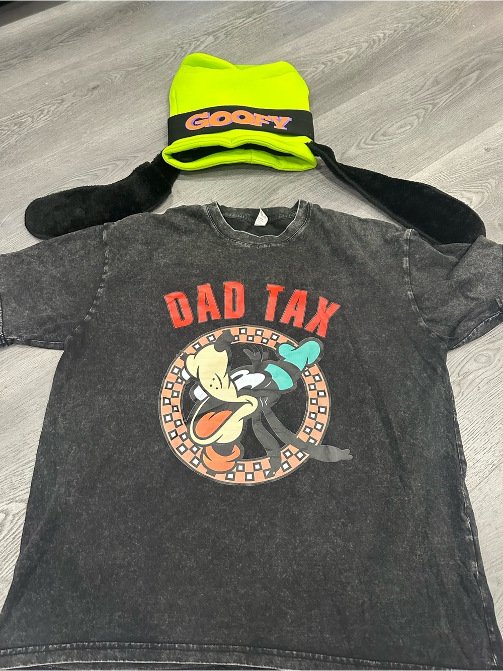 Disney men’s large Goofy Tee and Goofy Hat